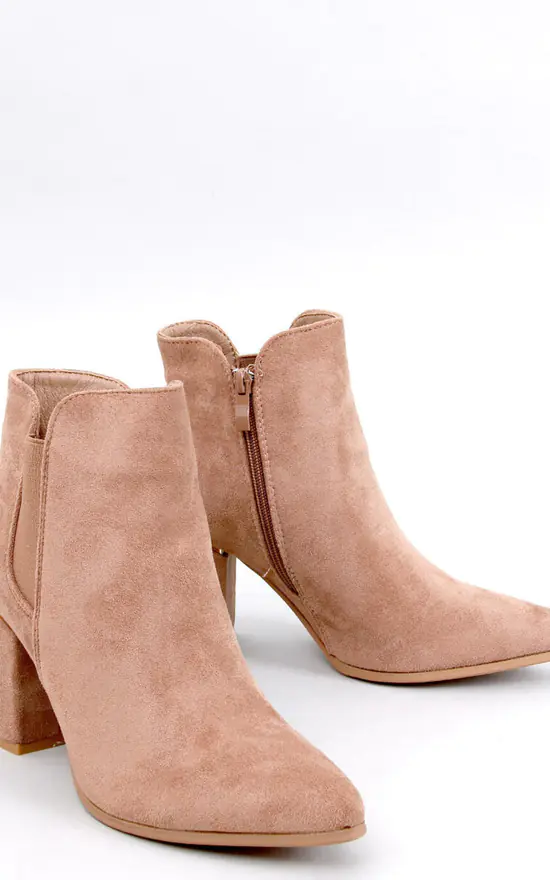 Bottines Beige à Talons Bas pour un Look Chic