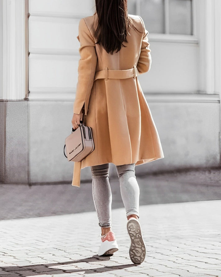 Manteau long élégant avec boutons pour femmes modernes